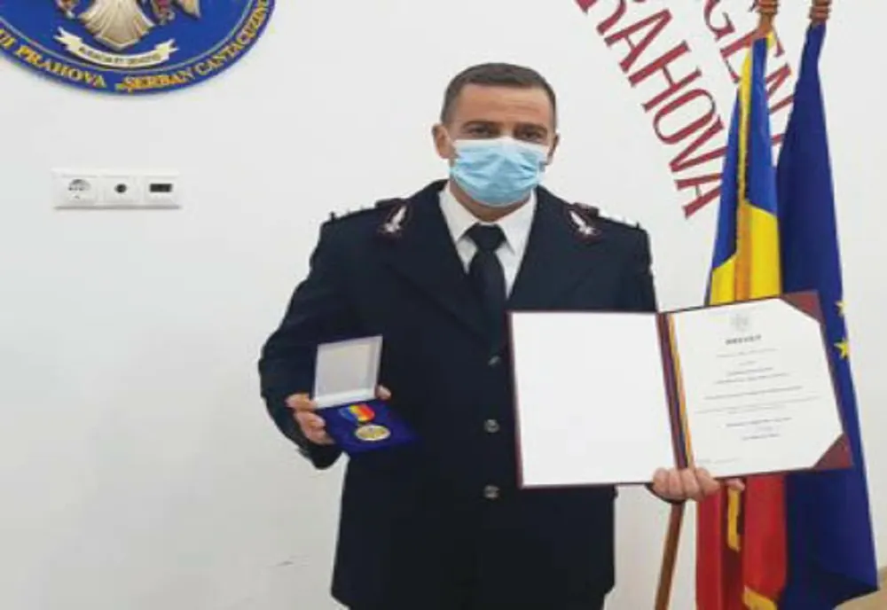 Pompier prahovean, decorat cu „Emblema de onoare a MAI” pentru salvarea vieții unui bebeluș
