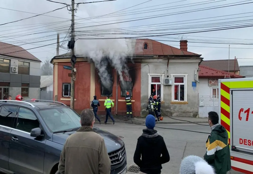 Incendiu violent la o casă din Ploiești. Trei autospeciale de pompieri, la locul incidentului