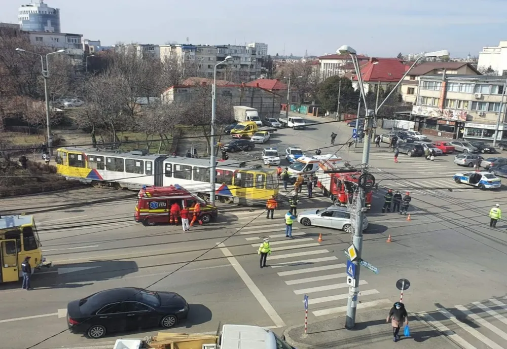 Un tramvai a deraiat la Ploiești după ce a fost lovit de un autoturism