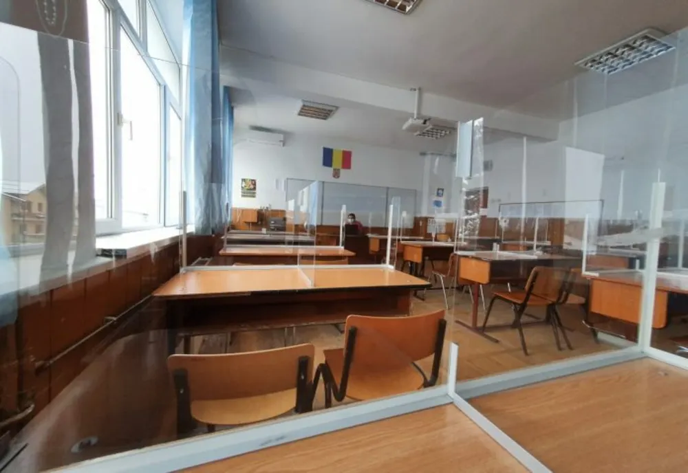 Câți elevi și profesori s-au îmbolnăvit, în Prahova. Șase clase din Prahova au intrat în scenariul roșu