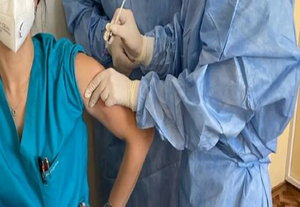 Cel mai tânăr român care se vaccinează este un adolescent din Ploiești