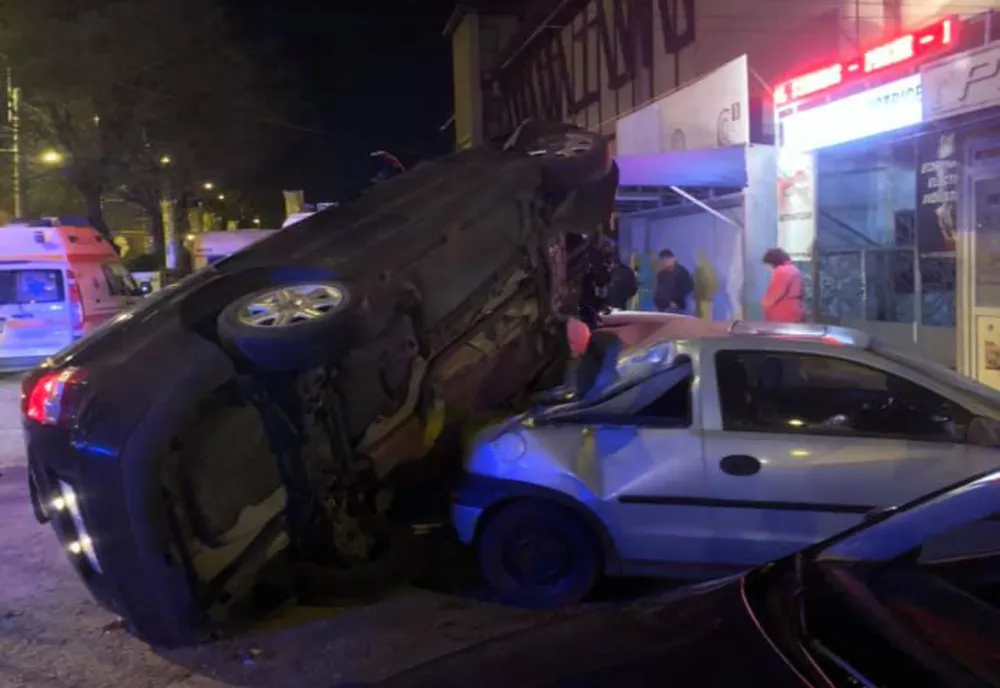 Accident grav, azi-noapte, în Ploiești. O mașină a aterizat pe alte două autoturisme parcate