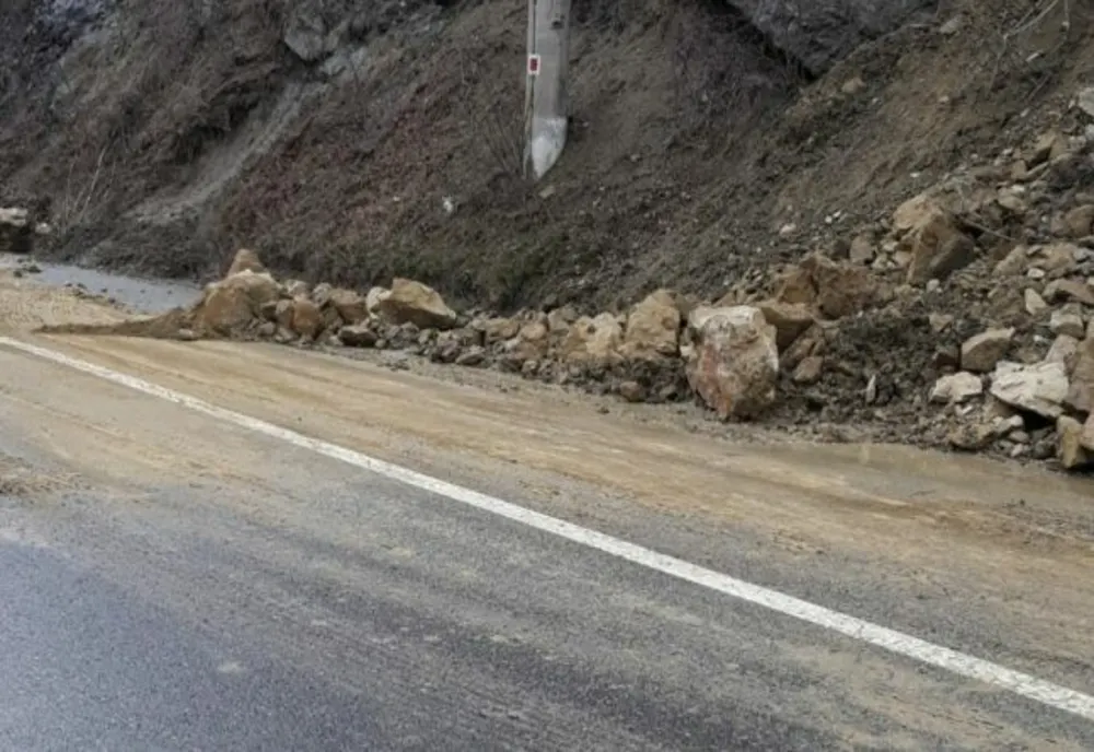 Avertisment pentru turişti. Căderile de stânci pe Transbucegi afectează circulaţia 
