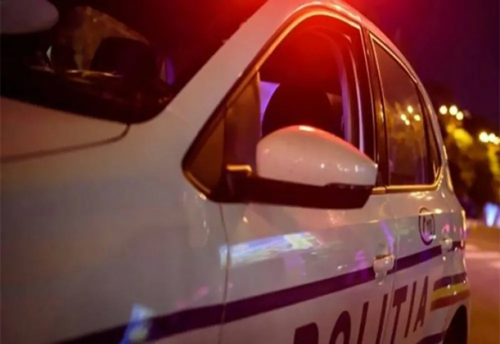 Urmărire, în trafic, în Ploiești. Șoferul vizat a lovit mașina polițiștilor care încercau să-l oprească