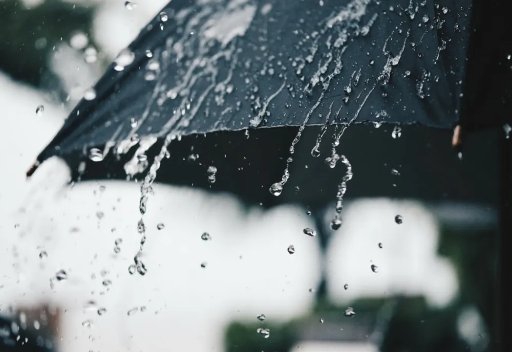 Ploi și temperaturi de doar 15 grade la Ploiești. La munte sunt anunțate ninsori