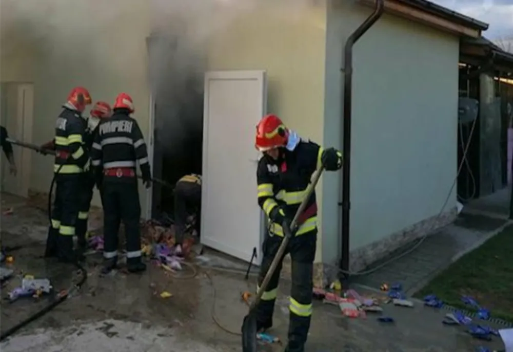 Incendiu puternic la Florești. Au ars o anexă și o instalație cu panouri solare