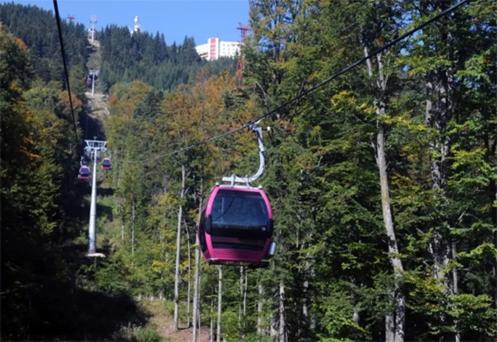Vânt puternic la munte în Prahova. Instalațiile de transport pe cablu din Sinaia au fost oprite