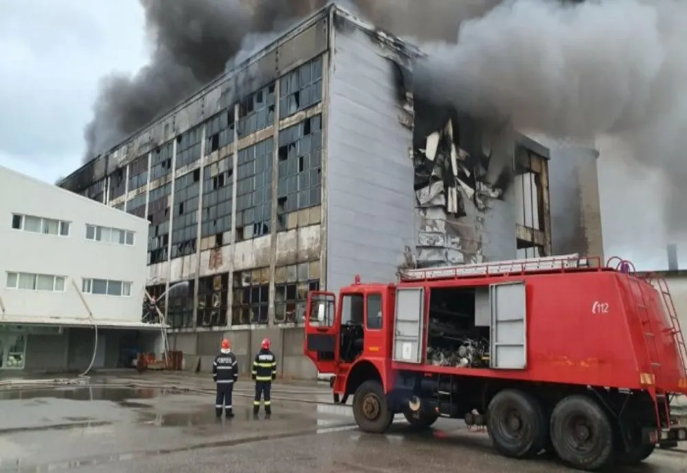 Pompierii vor acționa la incineratorul de deşeuri din Brazi şi peste noapte. Încă sunt focare inaccesibile