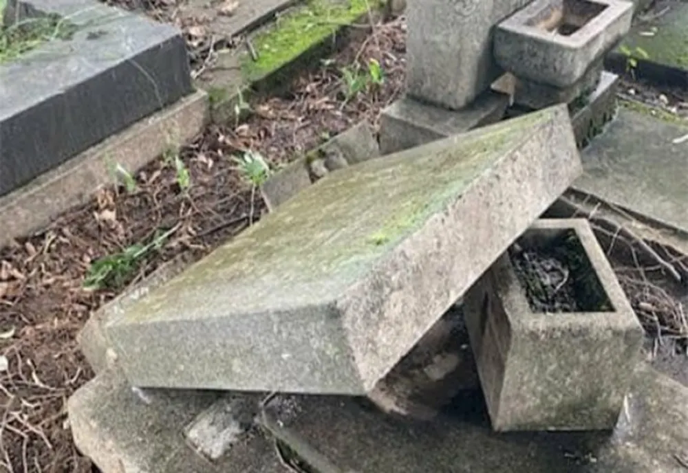 Ploiești. Tineri, cercetați pentru distrugerea unor monumente funerare din Cimitirul Evreiesc