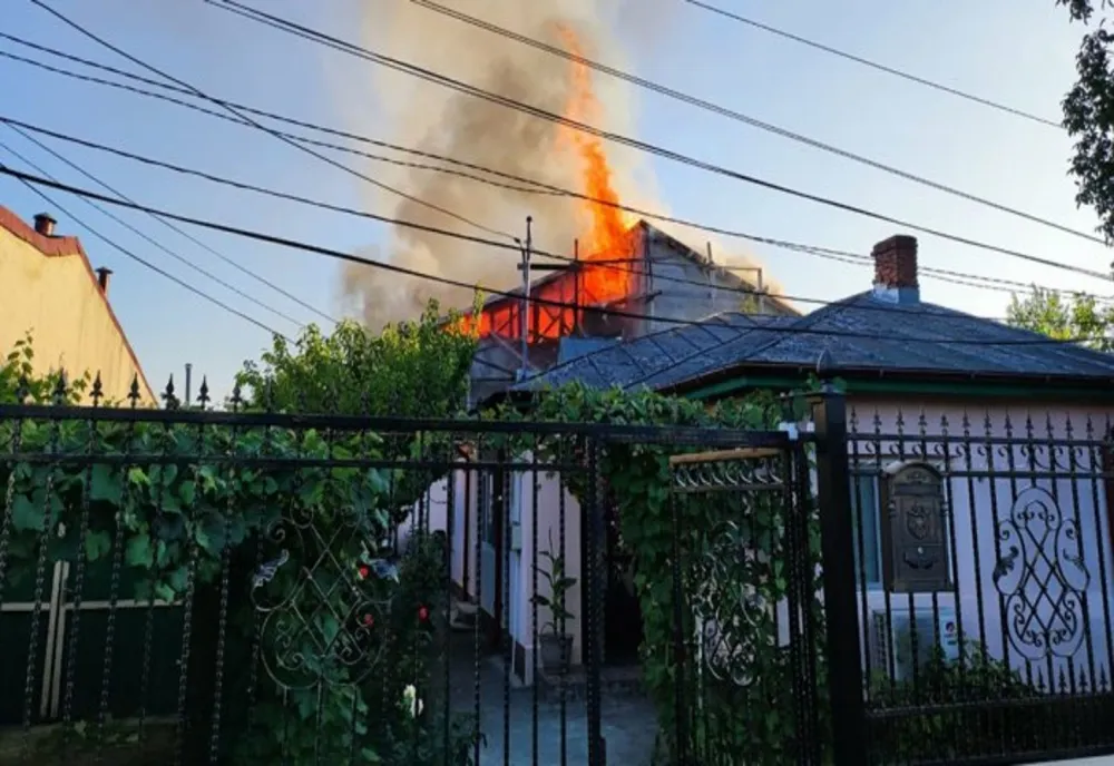 Casă din Ploiești, distrusă de un incendiu