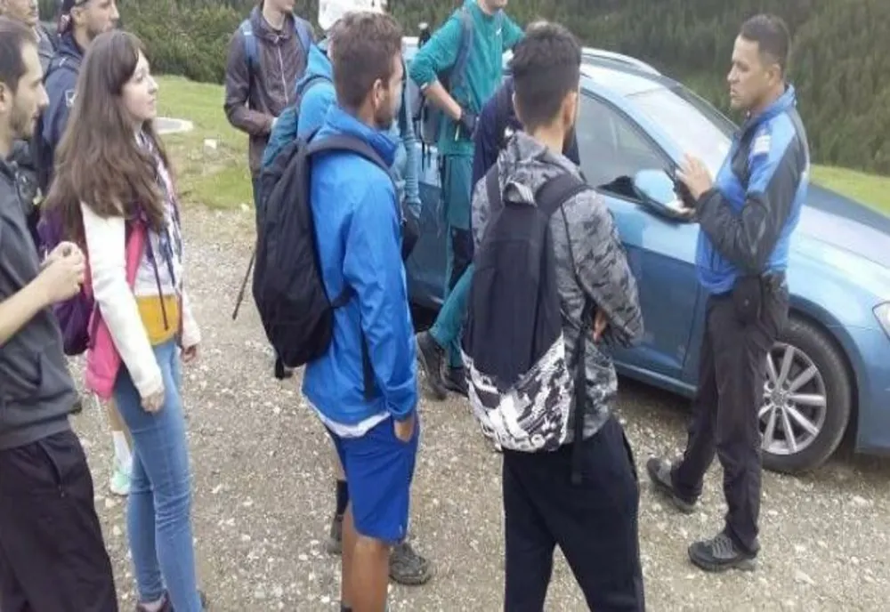 13 tineri recuperați de jandarmi de pe Jepii Mari. O ursoaică le-a ieșit în cale