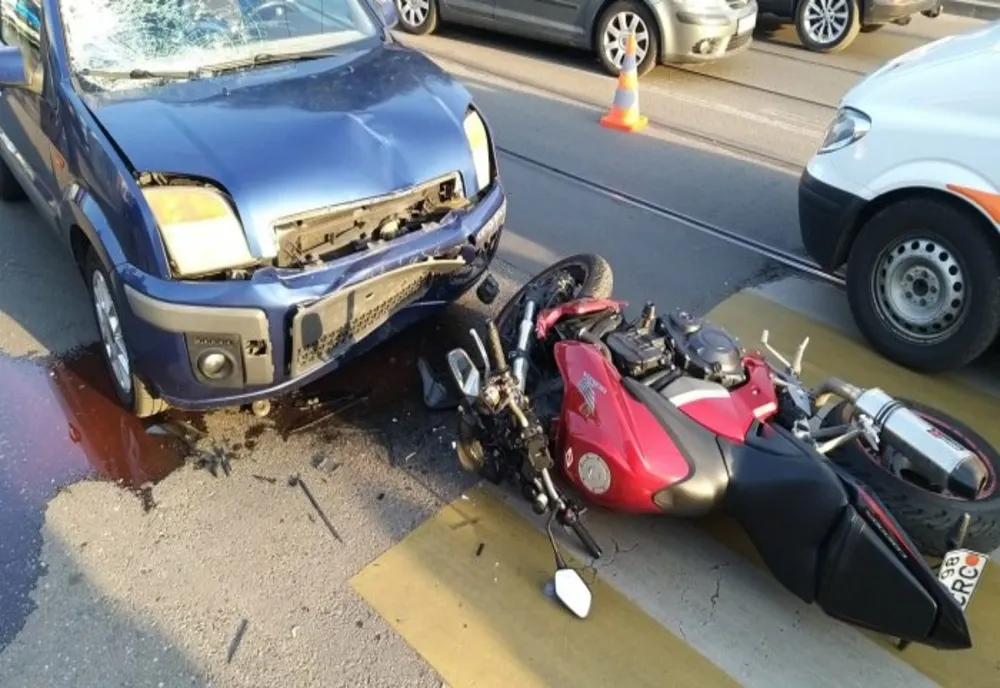 Motociclist de 32 de ani, accidentat de un autoturism, în Ploiești