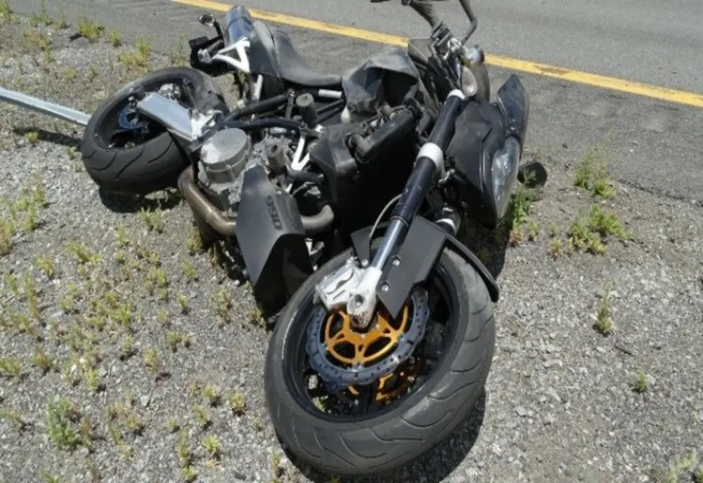 Accident rutier la ieșirea din Comarnic. Două persoane aflate pe motocicletă au fost rănite