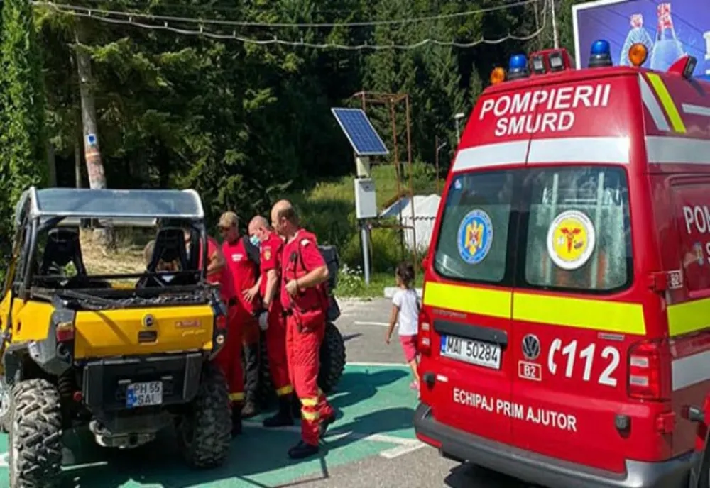 ATV răsturnat într-o răpă la Azuga. Un bărbat și un copil de 3 ani au fost răniți