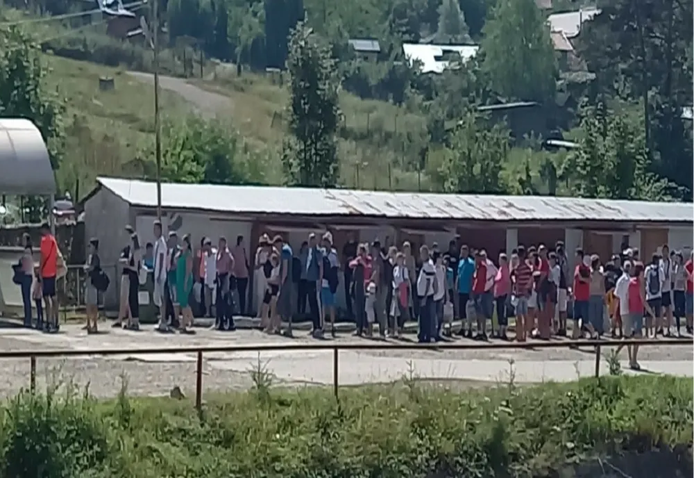 Cozi la intrare în Salina Slănic. Mii de turiști, atrași de răcoarea din subteran