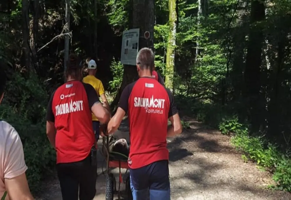 Accident grav pe un traseu din Bucegi. O femeie a ajuns la spital după ce s-a împiedicat de o piatră, a căzut și s-a lovit la cap 
