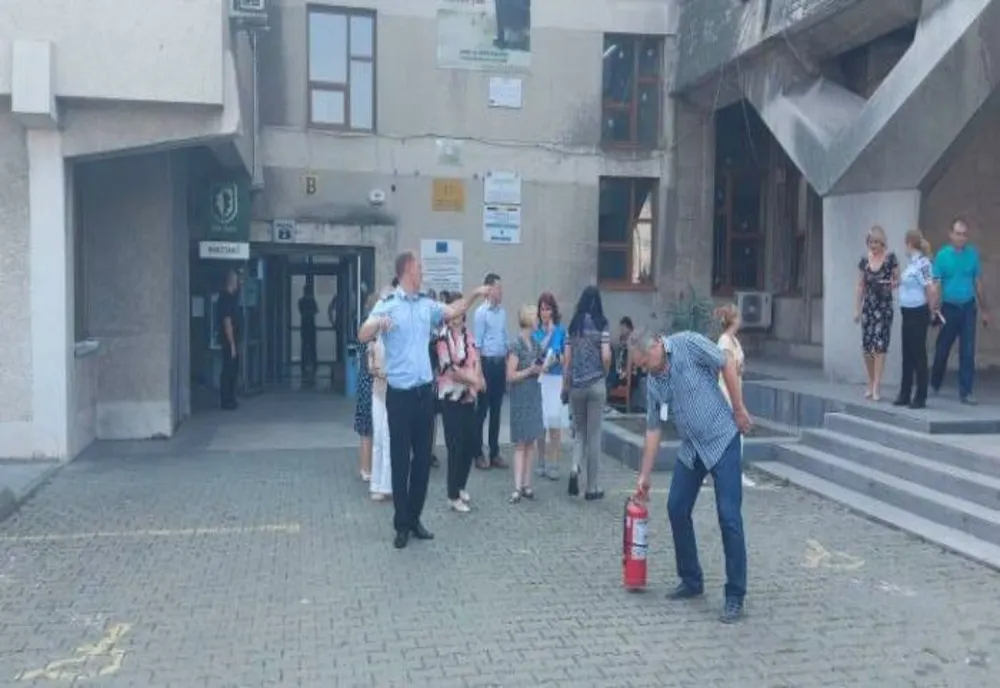 Alarmă! Consiliul Judeţean şi Prefectura Prahova, evacuate