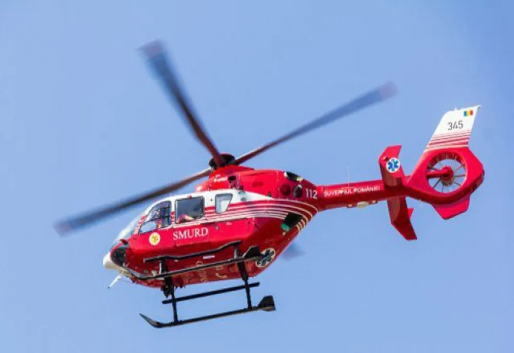 Prahova. Bărbat inconștient după ce a căzut de pe casă. Un elicopter SMURD a preluat victima