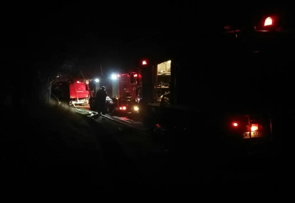 Prahova. Incendiu violent, la Telega. Focul a cuprins acoperișul unei case