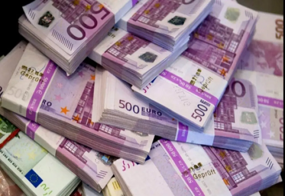 Amenzi de până la 50.000 de lei pentru cei care nu declară numerar de peste 10.000 de euro în vamă