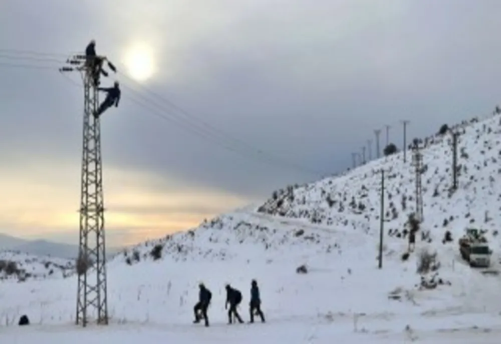 Aproape 1.000 de gospodarii din Prahova au ramas fara curent noaptea trrecuta din cauza conditiilor meteo