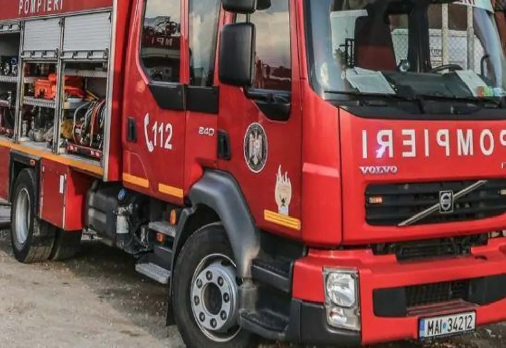 Șofer salvat de pompieri la Cheia după ce mașina i-a fost răsturnată de apele râului Teleajen