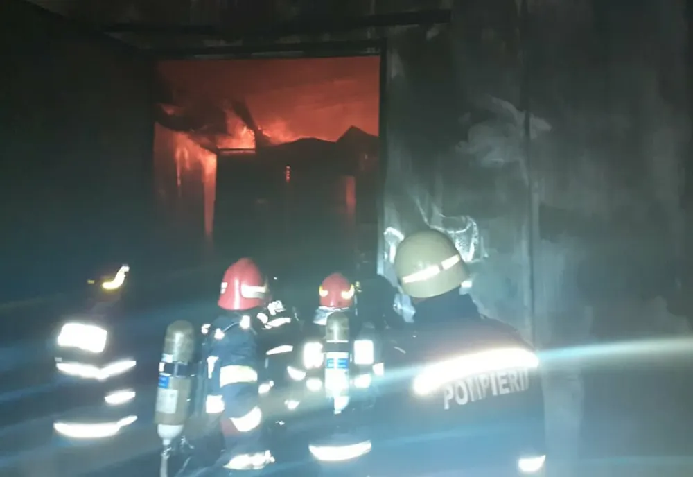 Incendiu la o fabrică din Prahova. Zeci de pompieri mobilizați
