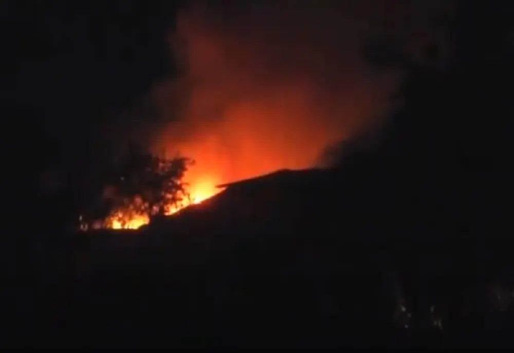 Incendiu în Slănic. Flăcările au cuprins o casă și mai multe anexe gospodărești