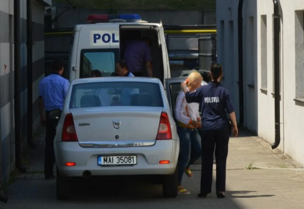 Prahova. Femeie reținută, după ce a fost implicată într-un accident. Avea permisul suspendat și mașina radiată din circulație