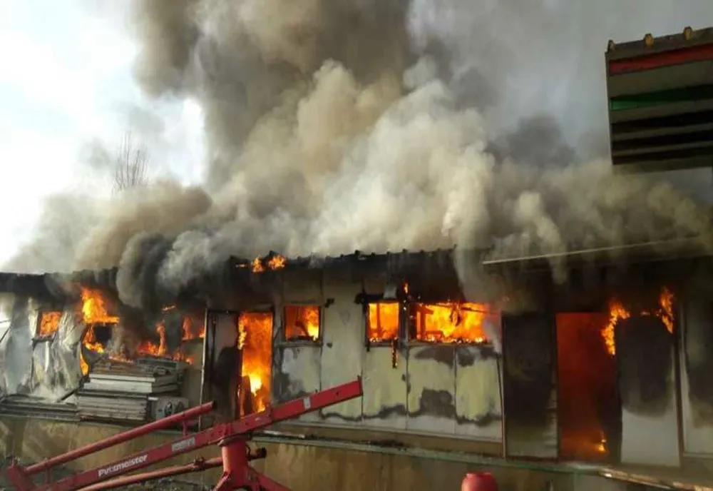 Prahova. Incendiu la un depozit și o fostă sală de sport din Filipeştii de Târg