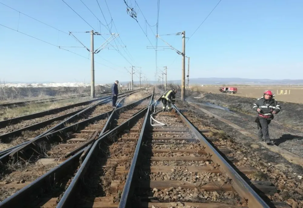Prahova: 20 de vagoane încărcate cu benzină în pericol din cauza unui incendiu de vegetație