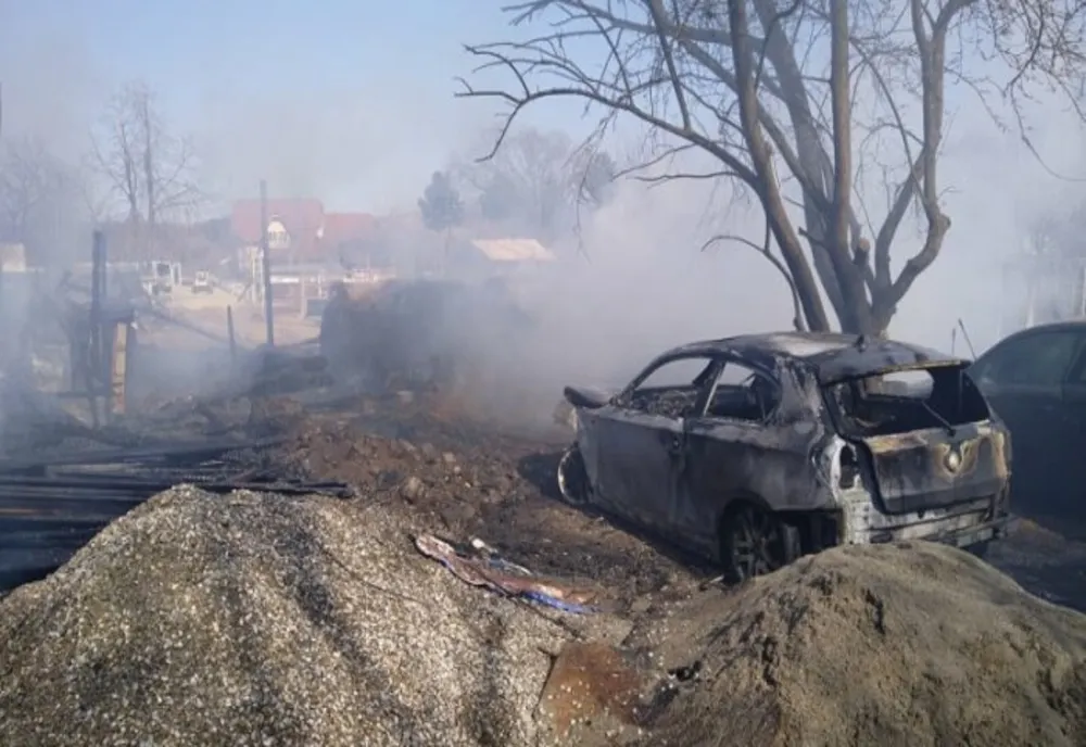 Prahova. Incendiu violent într-o gospodărie din Câmpina. 11 cai au fost salvaţi din calea flăcărilor