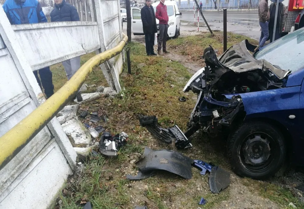 Trafic oprit pe DN 1B, în Prahova. O mașină a intrat într-o țeavă de gaze