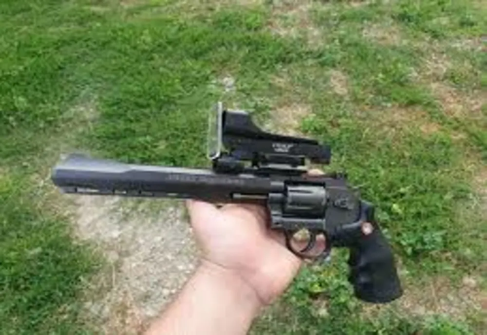 Prahova. Bărbat depistat cu un arsenal de arme asupra sa