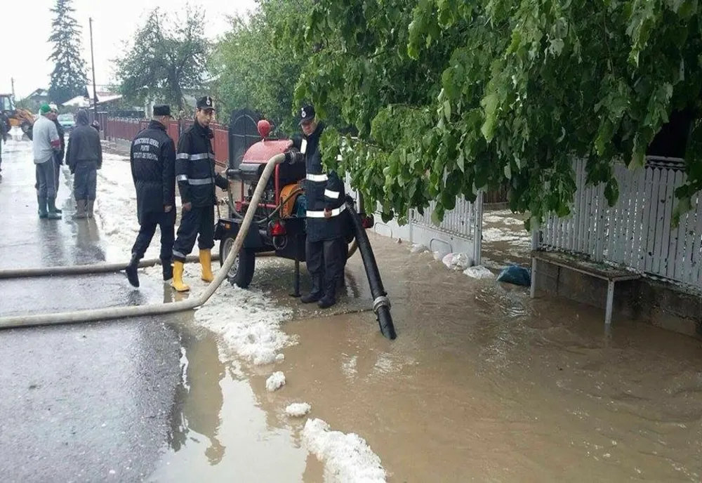 Inundaţii la Ploieşti şi Câmpina din cauza ploii torenţiale