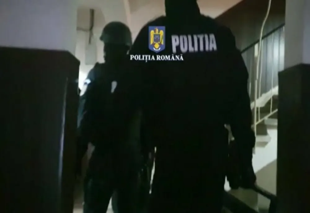 Percheziție ale polițiștilor prahoveni în Brașov, la un individ care ar fi luat credite însușindu-și identitatea altor persoane