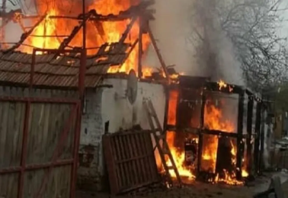 Două case au luat foc într-o comună din Prahova