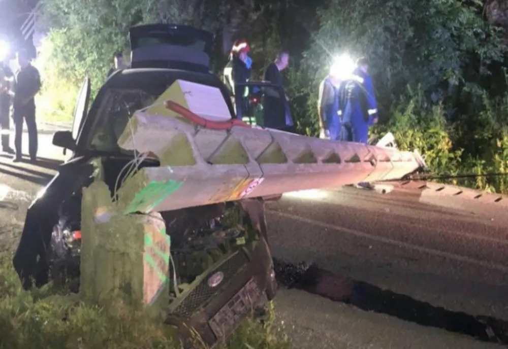Accident provocat de un tânăr fără permis, în Prahova. A intrat cu mașina tatălui într-un stâlp de electricitate