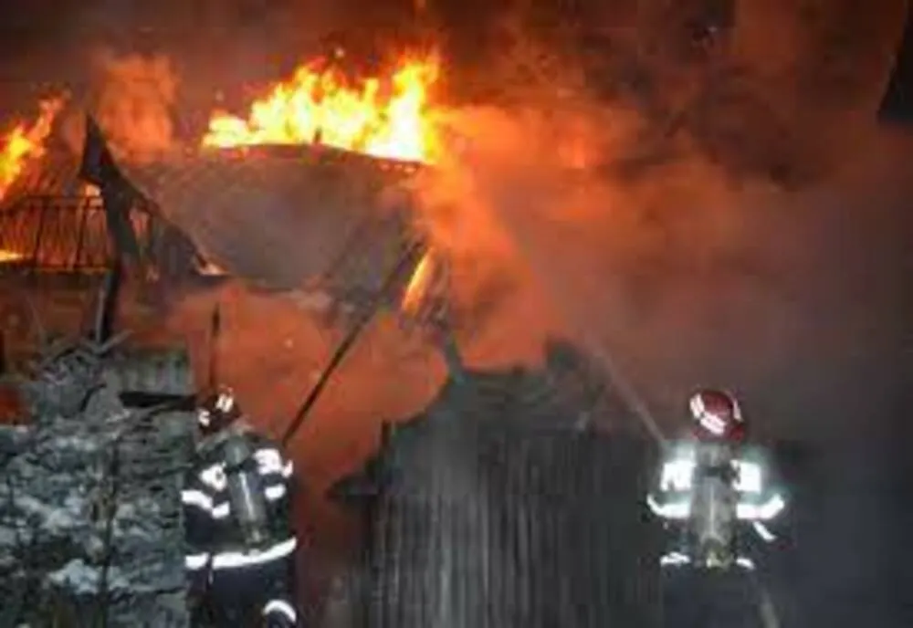 Prahova. Incendiu violent la o casă care a ars aproape în totalitate