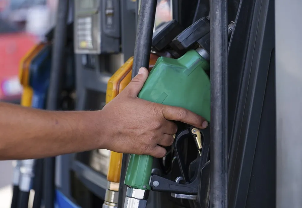 Prețurile carburanților au EXPLODAT din nou. Compensarea de 50 de bani, aproape anihilată de scumpiri