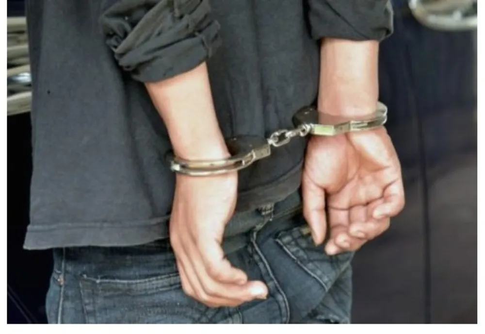Prahova. Bărbaţi reținuți de polițiști pentru 24 de ore pentru săvârșirea infracțiunii de lovire sau alte violențe