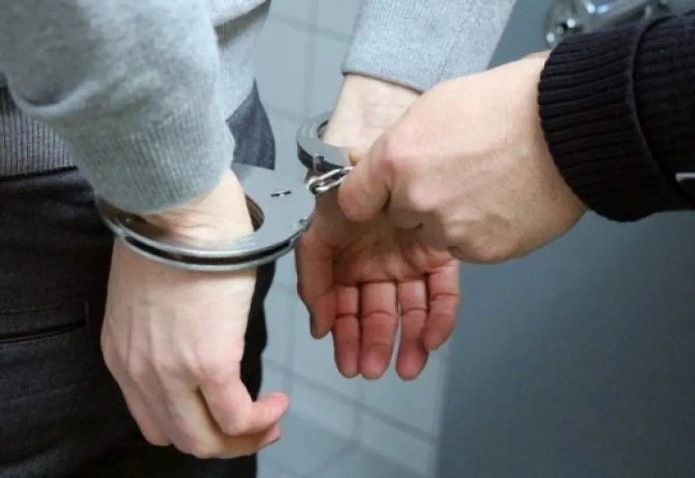 Prahova. Bărbat reținut după ce a lovit un individ cu bâta în cap, în piața din Breaza