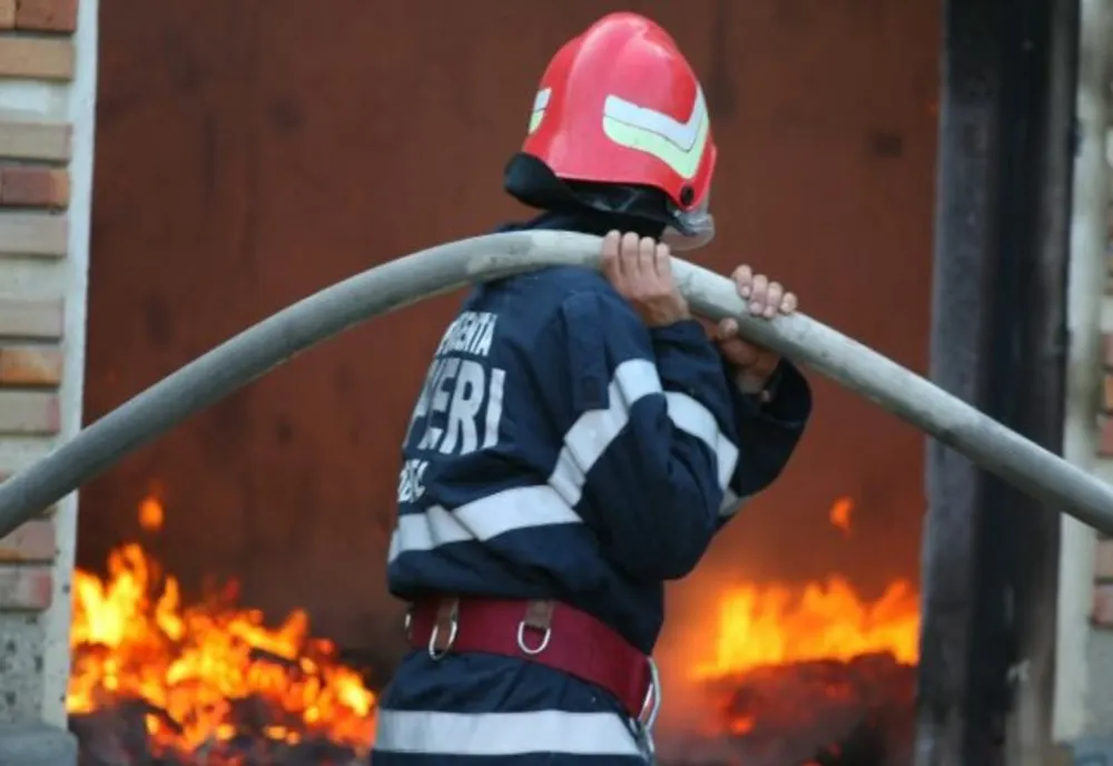 Casă mistuită de incendiu, miercuri dimineață, într-o localitate din Prahova