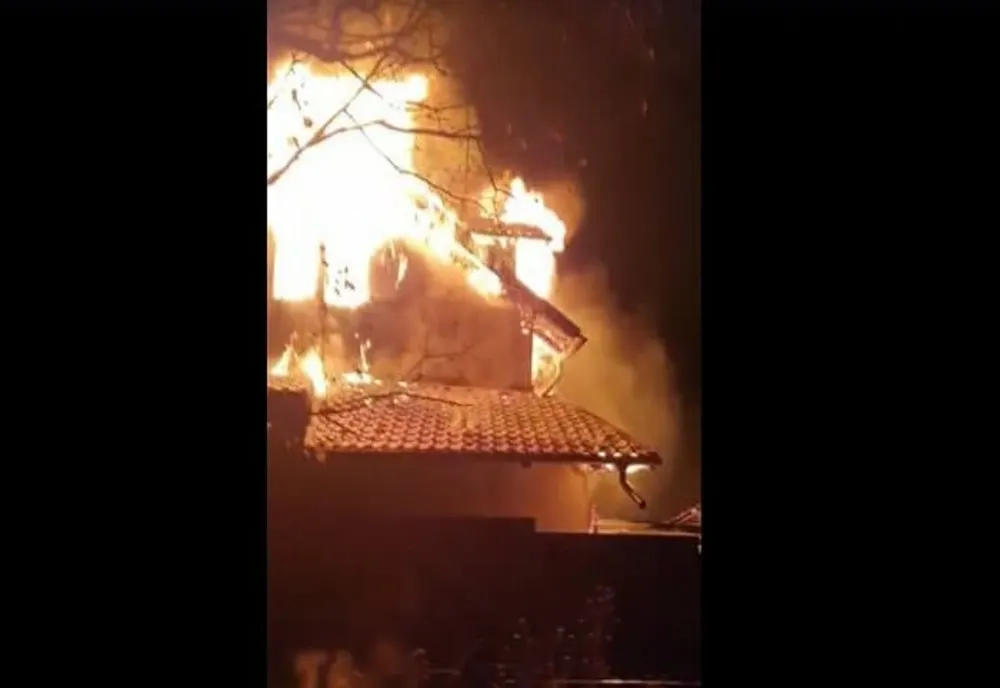 Locuință din Prahova, distrusă de un incendiu violent