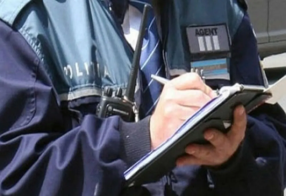 Prahova. Un tânăr fără permis s-a ales cu dosar penal după ce a vrut să mute o maşină care bloca accesul într-o curte