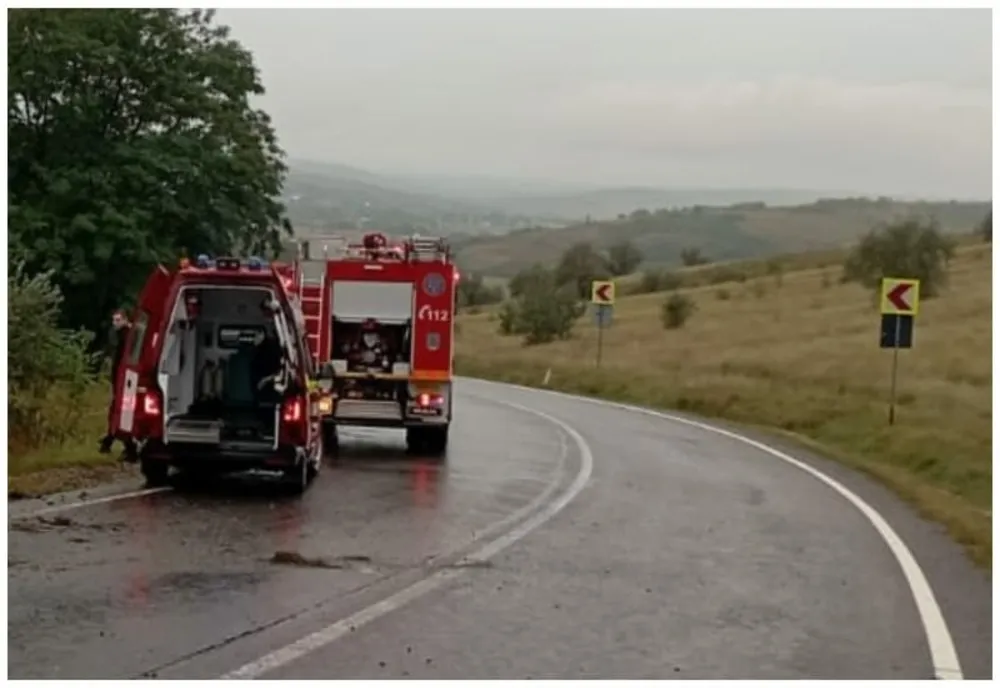 Prahova. Autoturism răsturnat în afara părţii carosabile. 2 copii și 4 adulți transportaţi la spital