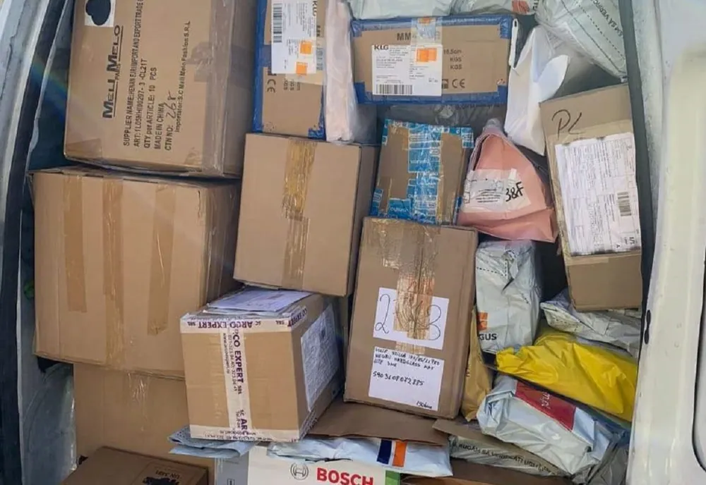 Prahova. Un minor a furat un colet cu un telefon de 450 de lei din mașina unui curier