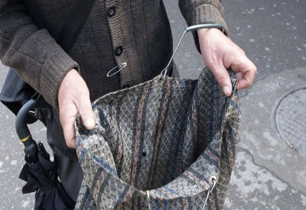 Femeie din Dâmbovița, anchetată după ce a obligat un bărbat cu dizabilități să cerșească în Oborul Ploiești