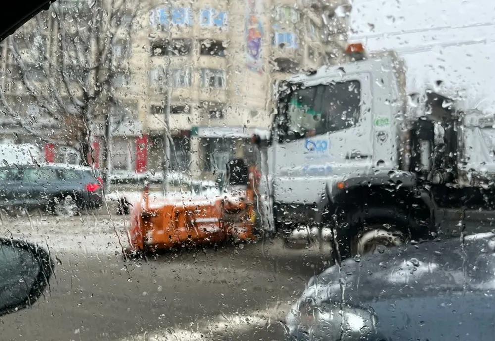 Firma care face deszăpezirea în Ploieşti, amendată după ce doar jumătate din utilaje au ieşit pe teren