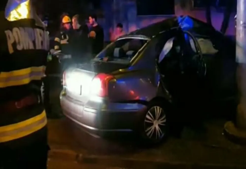Prahova. Accident grav azi-noapte, în Piața Anton. Doi adolescenți au ajuns la spital